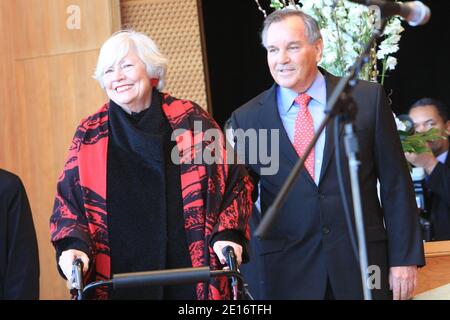 Maggie Daley et le maire Richard M. Daley lors des cérémonies inaugurales du maire élu de Chicago, Rahm Emanuel. Rahm Emanuel, ancien chef d'état-major de la Maison blanche, a prêté serment comme maire de Chicago lors d'une cérémonie inaugurale qui a inclus des politiciens et des membres de la famille au Millenium Park à Chicago, Illinois, le 16 mai 2011. Photo par Alexandra Buxbaum/ABACAPRESS.COM Banque D'Images