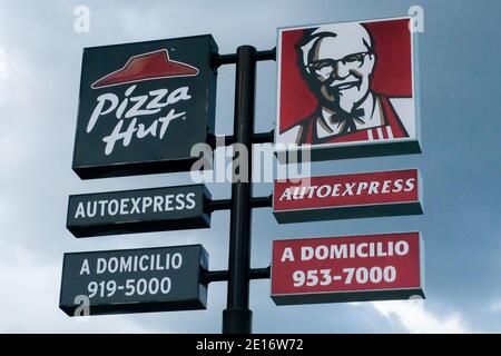 Affiches Pizza Hut et Kentucky Fried Chicken à Merida Mexico Banque D'Images