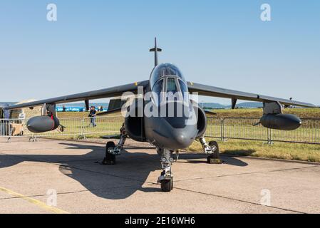 Un Dassault/Dornier Alpha Jet entraîneur de l'Armée de l'Air française pendant un spectacle aérien. Banque D'Images