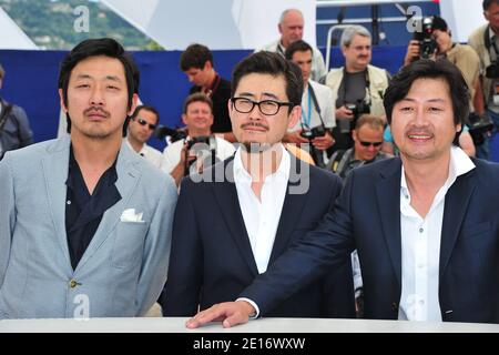 (G-D) Jung-woo Ha, directeur Hong-jin Na et Yun-seok Kim lors d'un photocall pour le film sud-coréen « le meurtrier » présenté dans la section un certain regard dans le cadre du 64ème Festival international du film de Cannes, au Palais des Festivals à Cannes, dans le sud de la France, le 18 mai 2011. Photo de Hahn-Nebinger-Genin/ABACAPRESS.COM Banque D'Images