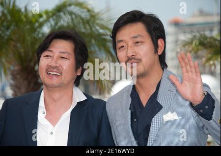 Jung-woo Ha (L) et Yun-seok Kim lors d'un photocall pour le film sud-coréen « le meurtrier » présenté dans la section un certain regard dans le cadre du 64ème Festival international du film de Cannes, au Palais des Festivals à Cannes, dans le sud de la France, le 18 mai 2011. Photo de Hahn-Nebinger-Genin/ABACAPRESS.COM Banque D'Images