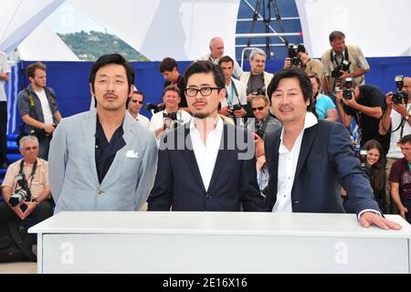 (G-D) Jung-woo Ha, directeur Hong-jin Na et Yun-seok Kim lors d'un photocall pour le film sud-coréen « le meurtrier » présenté dans la section un certain regard dans le cadre du 64ème Festival international du film de Cannes, au Palais des Festivals à Cannes, dans le sud de la France, le 18 mai 2011. Photo de Hahn-Nebinger-Genin/ABACAPRESS.COM Banque D'Images