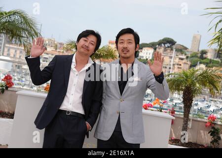 Jung-woo Ha (L) et Yun-seok Kim lors d'un photocall pour le film sud-coréen « le meurtrier » présenté dans la section un certain regard dans le cadre du 64ème Festival international du film de Cannes, au Palais des Festivals à Cannes, dans le sud de la France, le 18 mai 2011. Photo de Hahn-Nebinger-Genin/ABACAPRESS.COM Banque D'Images