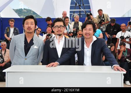 (G-D) Jung-woo Ha, directeur Hong-jin Na et Yun-seok Kim lors d'un photocall pour le film sud-coréen « le meurtrier » présenté dans la section un certain regard dans le cadre du 64ème Festival international du film de Cannes, au Palais des Festivals à Cannes, dans le sud de la France, le 18 mai 2011. Photo de Hahn-Nebinger-Genin/ABACAPRESS.COM Banque D'Images