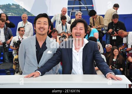 Yun-seok Kim (L) et Jung-woo Ha à un photocall pour le film sud-coréen "le meurtrier" présenté dans la section un certain regard dans le cadre du 64ème Festival international du film de Cannes, au Palais des Festivals à Cannes, dans le sud de la France, le 18 mai 2011. Photo de Hahn-Nebinger-Genin/ABACAPRESS.COM Banque D'Images