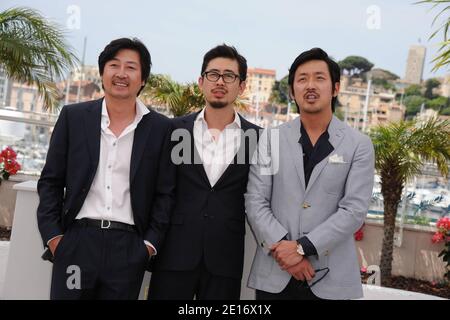 (G-D) Yun-seok Kim, directeur Hong-jin Na et Jung-woo Ha à un photocall pour le film sud-coréen « le meurtrier » présenté dans la section un certain regard dans le cadre du 64ème Festival international du film de Cannes, au Palais des Festivals à Cannes, dans le sud de la France, le 18 mai 2011. Photo de Hahn-Nebinger-Genin/ABACAPRESS.COM Banque D'Images