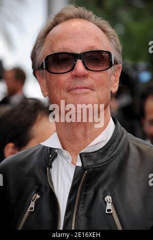 Photo du dossier - Peter Fonda arrive pour la projection du film "la Conquete" (la conquête) présenté hors compétition dans le cadre du 64ème Festival International du film de Cannes, au Palais des Festivals de Cannes, dans le sud de la France, le 18 mai 2011. Peter Fonda, l'étoile, co-auteur et producteur du culte classique de 1969 Easy Rider, est mort à l'âge de 79 ans. Peter Fonda faisait partie d'une famille de vétérans hollywoodiens. En plus d'être le frère de Jane Fonda, il était aussi le fils de l'acteur Henry Fonda, et le père de Bridget, également un acteur. Photo de Hahn-Nebinger-Genin/ABACAPRESS.COM Banque D'Images