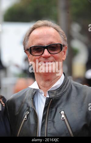 Photo du dossier - Peter Fonda arrive pour la projection du film "la Conquete" (la conquête) présenté hors compétition dans le cadre du 64ème Festival International du film de Cannes, au Palais des Festivals de Cannes, dans le sud de la France, le 18 mai 2011. Peter Fonda, l'étoile, co-auteur et producteur du culte classique de 1969 Easy Rider, est mort à l'âge de 79 ans. Peter Fonda faisait partie d'une famille de vétérans hollywoodiens. En plus d'être le frère de Jane Fonda, il était aussi le fils de l'acteur Henry Fonda, et le père de Bridget, également un acteur. Photo par Ammar Abd Rabbo/ABACAPRESS.COM Banque D'Images