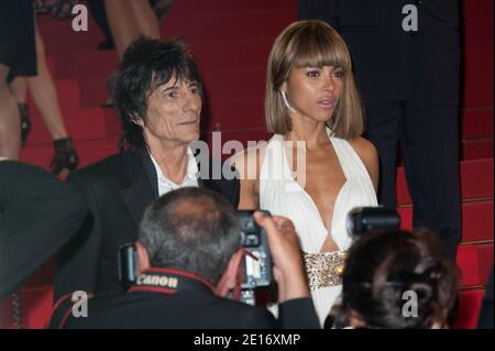 Ron Wood et sa petite amie Ana Araujo arrivent pour la projection du film "Melancholia" réalisé par Lars von Trier et présenté en compétition dans la section des longs métrages dans le cadre du 64ème Festival International du film de Cannes, au Palais des Festivals de Cannes, dans le sud de la France, le 18 mai 2011. Photo de Hahn-Nebinger-Genin/ABACAPRESS.COM Banque D'Images