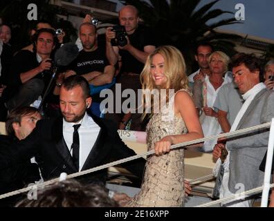 Bar Refaeli participant à la cérémonie d'ouverture de la boutique de Roberto Cavalli qui s'est tenue à la plage de Miramar lors du 64ème Festival de Cannes, le 18 mai 2011. Photo de Jerome Domine/ABACAPRESS.COM Banque D'Images