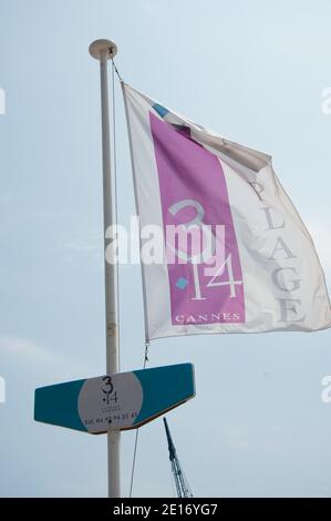 Vue sur la plage de 3.14 hôtel de luxe situé sur la Promenade de la Croisette lors du 64ème Festival International du film de Cannes, à Cannes, dans le sud de la France, le 15 mai 2011. La Croisette s'étend le long de la mer Méditerranée et fait environ 2 km de long. Il est connu pour le Palais des Festivals, où se tient le Festival de Cannes. De nombreux magasins, restaurants et hôtels chers (tels que le Carlton, Majestic, Noga Hilton, Chanel et Martinez) bordent la route. Il va complètement le long de la côte de Cannes. La Croisette est inscrite dans l'inventaire général du patrimoine culturel de la France. Banque D'Images