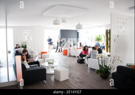 Ambiance autour du thème Orange lors du 64ème Festival de Cannes, France, le 19 mai 2011. Photo de Nicolas Genin/ABACAPRESS.COM Banque D'Images