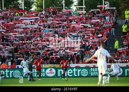 Fans et supporters de Lill lors du match de football de la première Ligue française, Lille OSC contre FC Sochaux, au stade Lille Metropole de Lille, dans le nord de la France, le 18 mai 2011. Lille a gagné 1-0. Photo de Sylvain Lefevre/ABACAPRESS.COM Banque D'Images