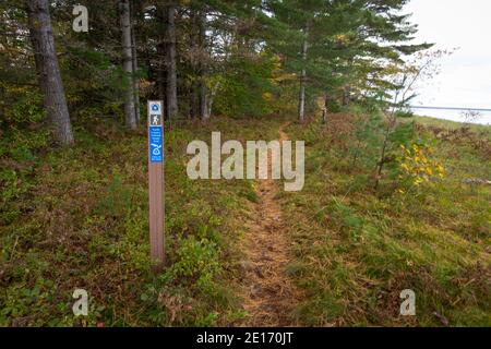 Bay Mills, Michigan, États-Unis - 3 octobre 2020 : marqueur de sentier le long du sentier panoramique national du nord du pays, le long de la côte du lac supérieur. Banque D'Images