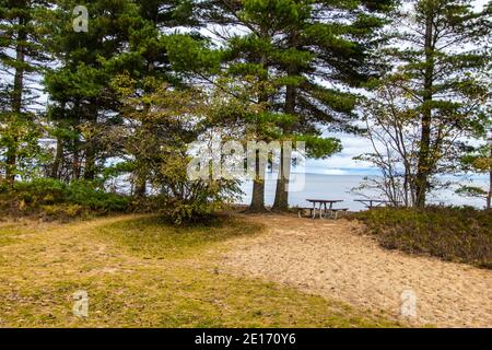 Camping en bord de lac sur la côte du lac supérieur dans la forêt nationale de Hiawatha dans la péninsule supérieure du Michigan. Banque D'Images