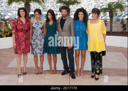 (G-D) Hiam Abbas, Hafsia Herzi, Leila Bekhti, le directeur Radu Mihaileanu, Sabrina Ouazani et Biyouna lors d'une photo pour le film "The Source" (titre original : 'La Source des femmes') présenté en compétition dans la section longs métrages dans le cadre du 64ème Festival international du film de Cannes, au Palais des Festivals de Cannes, dans le sud de la France, le 21 mai 2011. Photo de Hahn-Nebinger-Genin/ABACAPRESS.COM Banque D'Images