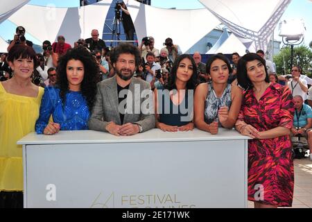 (R-L) Hiam Abbas, Hafsia Herzi, Leila Bekhti, le directeur Radu Mihaileanu, Sabrina Ouazani et Biyouna lors d'une photo pour le film "The Source" (titre original : 'La Source des femmes') présenté en compétition dans la section longs métrages dans le cadre du 64ème Festival international du film de Cannes, au Palais des Festivals de Cannes, dans le sud de la France, le 21 mai 2011. Photo de Hahn-Nebinger-Genin/ABACAPRESS.COM Banque D'Images