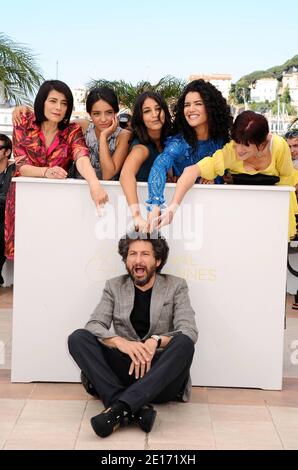 Le réalisateur Radu Mihaileanu (assis) pose avec (G-D) Hiam Abbas, Hafsia Herzi, Leila Bekhti, Sabrina Ouazani et Biyouna à un photocall pour le film "The Source" (titre original: 'La Source des femmes') présenté en compétition dans la section longs métrages dans le cadre du 64ème Festival international du film de Cannes, au Palais des Festivals de Cannes, dans le sud de la France, le 21 mai 2011. Photo de Hahn-Nebinger-Genin/ABACAPRESS.COM Banque D'Images