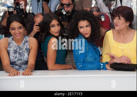 (G-D) Hafsia Herzi, Leila Bekhti, Sabrina Ouazani et Biyouna lors d'une photo pour le film 'The Source' (titre original : 'La Source des femmes') présenté en compétition dans la section longs métrages dans le cadre du 64ème Festival international du film de Cannes, au Palais des Festivals de Cannes, dans le sud de la France, le 21 mai 2011. Photo de Hahn-Nebinger-Genin/ABACAPRESS.COM Banque D'Images