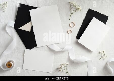 Papeterie de mariage élégante sur fond blanc pastel. Maquettes de cartes d'invitation, modèle. Style scandinave minimaliste. Flat lay, vue de dessus. Banque D'Images