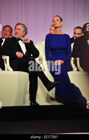 Robert de Niro, président du jury, et Uma Thurman lors de la cérémonie de remise des prix du 64ème Festival international du film de Cannes, au Palais des Festivals de Cannes, dans le sud de la France, le 22 mai 2011. Photo de Hahn-Nebinger-Genin/ABACAPRESS.COM Banque D'Images