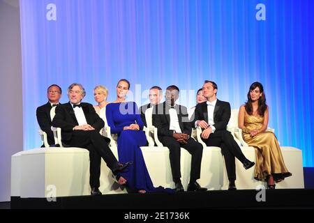 Le président du jury, Robert de Niro, et le jury lors de la cérémonie de remise des prix du 64ème Festival international du film de Cannes, au Palais des Festivals de Cannes, dans le sud de la France, le 22 mai 2011. Photo de Hahn-Nebinger-Genin/ABACAPRESS.COM Banque D'Images