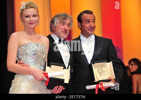 (G-D) Kirsten Dunst (meilleure performance d'une actrice), président du jury Robert de Niro et Jean Dujardin (meilleure performance d'un acteur) lors de la cérémonie de remise des prix du 64ème Festival International du film de Cannes, au Palais des Festivals de Cannes, dans le sud de la France, le 22 mai 2011. Photo de Hahn-Nebinger-Genin/ABACAPRESS.COM Banque D'Images