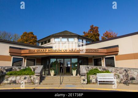 Jackson, Michigan, États-Unis -9 octobre 2020 : extérieur du musée d'art et d'histoire Ella Sharp situé dans le parc Ella Sharp à Jackson, Michigan. Banque D'Images