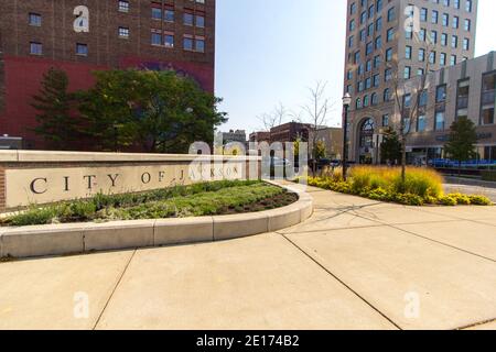 Jackson, Michigan, États-Unis - 9 octobre 2020 : quartier du centre-ville et panneau de bienvenue dans la ville du Midwest américain de Jackson, Michigan. Banque D'Images