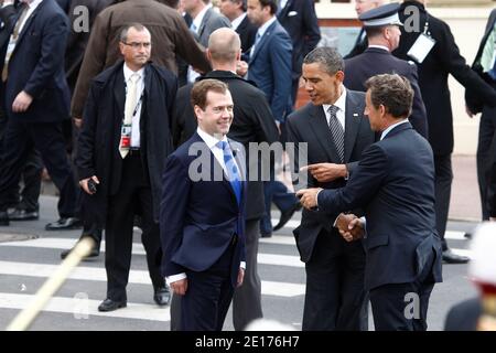 Le président AMÉRICAIN Barack Obama, le président russe Dmitry Medvedev et le président français Nicolas Sarkozy sont photographiés à l'extérieur de la Villa le cercle, à Deauville, dans l'ouest de la France, le 26 mai 2011, lors du sommet du G8. Les dirigeants du G8 réunis en France appellent à la fin de la répression sanglante des manifestations en Libye et en Syrie et à l'engagement rapide d'Israël et des Palestiniens dans des pourparlers de paix significatifs. Photo de Ludovic/Pool/ABACAPRESS.COM Banque D'Images