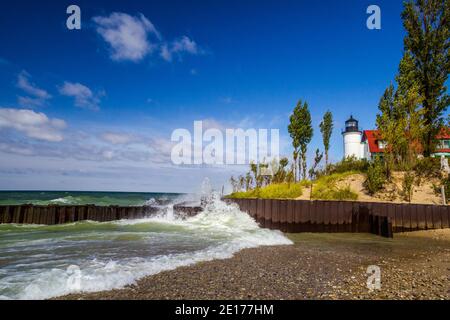 Phare du lac Michigan. Les vagues s'écrasont sur la côte du lac Michigan avec la tour du phare de point Betsie à l'horizon dans la péninsule inférieure Banque D'Images