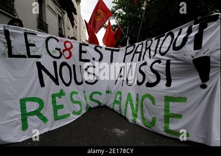 Des militants anarchistes brandissent des banderoles lors d'un rassemblement anti-G8, entre Belleville et Gambetta à Paris, en France, le 27 mai 2011. Les dirigeants de la Grande-Bretagne, du Canada, de la France, de l'Allemagne, de l'Italie, du Japon, de la Russie et des États-Unis se sont réunis aujourd'hui à Deauville le deuxième et dernier jour du Sommet du Groupe des huit. Photo de Pierre Meunière/ABACAPRESS.COM Banque D'Images