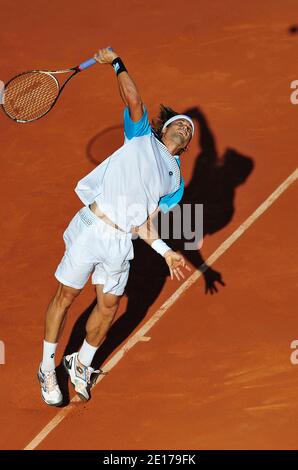 David Ferrer, de l'Espagne, joue à son troisième tour pendant le jour 8, au championnat de tennis de l'Open de France 2011 à l'arène Roland Garros à Paris, en France, le 29 mai 2011. Photo de Christophe Guibbbaud/ABACAPRESS.COM Banque D'Images