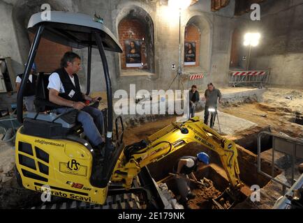 Les archéologues excavent le couvent abandonné de St.Ursula à Florence, en Italie, le 20 mai 2011, à la recherche des restes de la femme de la Renaissance Lisa Gherardini Del Giocondo, que l'on croyait poser pour la peinture de Léonard de Vinci 'Dona Lisa' qui aujourd'hui pend à Paris' Louvre. Elle aurait passé ses deux dernières années (jusqu'à sa mort en 1542) au couvent de Saint-Ursula après la mort de son mari.les archéologues tenteront d'extraire l'ADN du squelette pour le comparer aux restes de deux enfants de Del Giocondo, enterrés dans un cimetière séparé. Ils espèrent également reconstruire son visage Banque D'Images