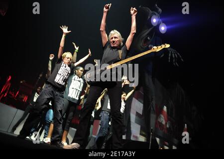 Roger Waters, membre fondateur du groupe de rock Pink Floyd, interprète l'album classique The Wall à la salle de concert Bercy POPB à Paris, en France, le 30 mai 2011. Photo de Nicolas Gouhier/ABACAPRESS.COM Banque D'Images