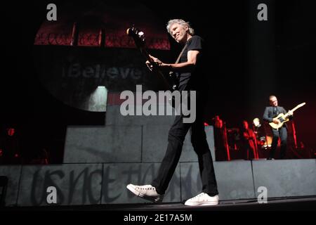 Roger Waters, membre fondateur du groupe de rock Pink Floyd, interprète l'album classique The Wall à la salle de concert Bercy POPB à Paris, en France, le 30 mai 2011. Photo de Nicolas Gouhier/ABACAPRESS.COM Banque D'Images