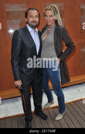 Henri Leconte et son épouse Florentine assistent à l'Open de tennis français 2011 à l'arène Roland Garros de Paris, France, le 31 mai 2011. Photo de Christophe Guibbbaud/ABACAPRESS.COM Banque D'Images