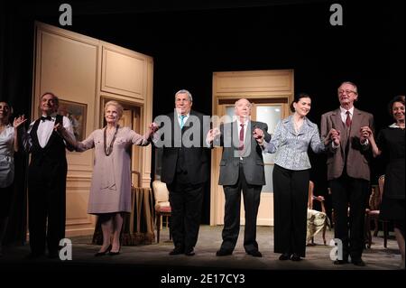 De R à L. Jean-Laurent Cochet, Jean-Pierre Castaldi, Catherine Griffoni, Anne-Marie Maifer, Pierre Chaillet, Julien Bonnet, Laurent Maillard, Brigitte Perrier, Sam Richer, Rebecca Saada et Denis Souppe, en spectacle au Théâtre de la Pepinière à Paris, France, le 3 juin 2011. Photo de Giancarlo Gorassini/ABACAPRESS.COM Banque D'Images