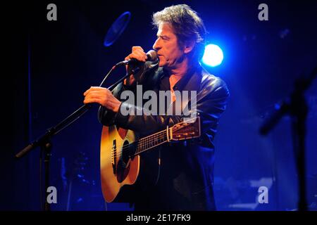 Hubert-Felix Thiefaine se produit en direct à la Fleche d'Or à Paris, France, le 6 juin 2011. Photo d'Alban Wyters/ABACAPRESS.COM Banque D'Images