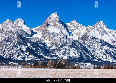 Vue panoramique sur la chaîne de Teton depuis les Flats d'Antelope dans le parc national de Grand Teton, Wyoming Banque D'Images