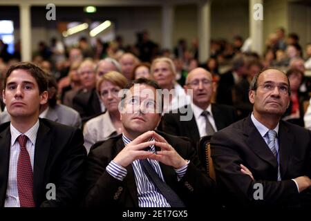 Martin Hirsch, ancien haut-commissaire français chargé de la lutte contre la pauvreté, et Eric Woerth, ancien ministre français du travail, participent à une convention sur la justice sociale, au siège de l'UMP, à Paris, en France, le 08 juin 2011. Photo de Stephane Lemouton/ABACAPRESS.COM Banque D'Images