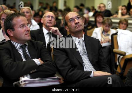 Martin Hirsch, ancien haut-commissaire français chargé de la lutte contre la pauvreté, et Eric Woerth, ancien ministre français du travail, participent à une convention sur la justice sociale, au siège de l'UMP, à Paris, en France, le 08 juin 2011. Photo de Stephane Lemouton/ABACAPRESS.COM Banque D'Images