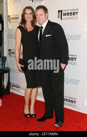 Brooke Shields et Chris Henchy assistent aux 15e Prix Webby annuels de la Hammerstein Ballroom à New York City, NY, États-Unis, le 13 juin 2011. Photo par Elizabeth Pantaleo/ABACAPRESS.COM Banque D'Images