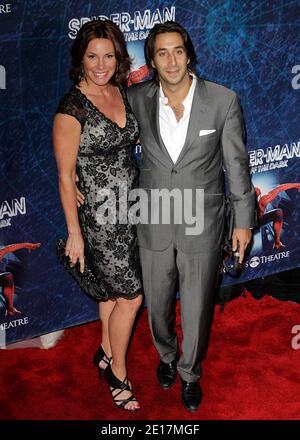 La comtesse Luann de Lesseps et Jacques Azoulay sur le tapis rouge à l'ouverture de 'Spider-Man: Turn Off the Dark' qui s'est tenue au Foxwoods Theatre de New York City, NY, USA le 14 juin 2011. Photo par Andrew Kelly/ABACAPRESS.COM Banque D'Images