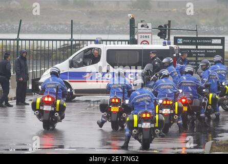 Le bateau français 'Ile-de-Sin', transportant les restes de 104 sur les 228 victimes du vol Air France 447 Rio-Paris qui s'est écrasé en route de Rio de Janeiro à Paris le 1er juin 2009, est vu à l'arrivée au port de Bayonne, dans le sud-ouest de la France, le 16 juin 2011. Le bateau, arrivant du site de l'accident, transportait également de nouveaux morceaux de l'épave. Les restes seront ensuite transférés à l'institut scientifique de Paris pour identification. Photo de Patrick Bernard/ABACAPRESS.COM Banque D'Images