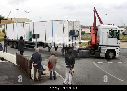 Un camion transportant les restes de quelques-unes des 228 victimes de l'accident de Rio-Paris 2009 d'Air France 447 quitte le port de Bayonne, dans le sud-ouest de la France, escorté par des gendarmes français, en route vers la morgue médico-légale de Paris (Institut-médico-légal) le 16 juin 2011. Le bateau français 'Ile-de-Sin', transportant les restes des 104 corps trouvés et des morceaux de l'épave, est arrivé plus tôt aujourd'hui à Bayonne. Photo de Patrick Bernard/ABACAPRESS.COM Banque D'Images