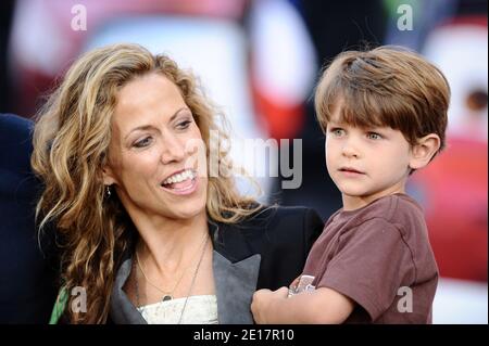 Sheryl Crow et son fils Wyatt Steven Crow assistent à la première de Pixars Studios 'Cars 2' à Los Angeles, CA, Etats-Unis, le 18 juin 2011. Photo de Lionel Hahn/ABACAPRESS.COM Banque D'Images