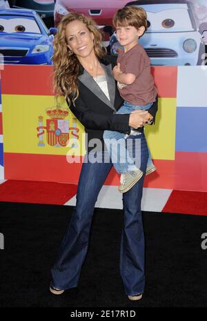 Sheryl Crow et son fils Wyatt Steven Crow assistent à la première de Pixars Studios 'Cars 2' à Los Angeles, CA, Etats-Unis, le 18 juin 2011. Photo de Lionel Hahn/ABACAPRESS.COM Banque D'Images