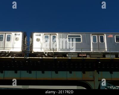 Métro surélevé de New York City du train n°7 reliant Queens Avec Grand Central Banque D'Images