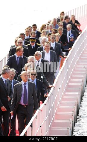 Le ministre français des Affaires étrangères et maire de Bordeaux, Alain Juppe , le ministre français de l'Agriculture, Bruno le Maire , le ministre allemand des Affaires étrangères, Guido Westerwelle, et la baronne Philippine de Rothschild, propriétaire du domaine viticole français Château Mouton Rothschild, goûtent le vin sur le stand du Château Mouton Rothschild, le 19 juin, 2011 au cours de la foire internationale du vin Vinexpo, à Bordeaux, dans le sud-ouest de la France. Vinexpo, la plus grande foire des vins et spiritueux du monde, rassemble 50,000 professionnels et 150 pays du monde entier. Photo de Patrick Bernard/ABACAPRESS.COM Banque D'Images